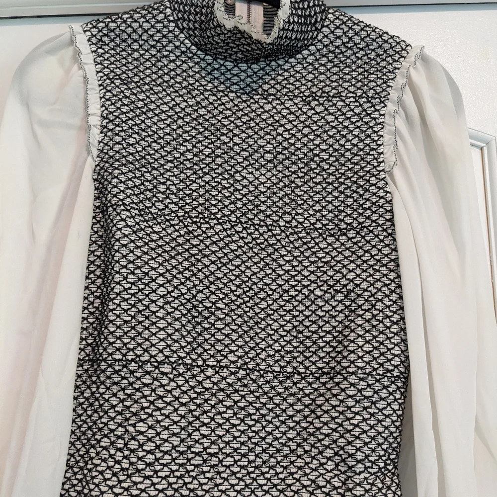 Alice + Olivia Black and White Patterned Top - Picture 4 of 8